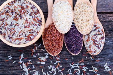 Ahşap zeminde beş çeşit organik pirinç.