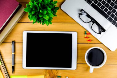 Çalışma masasında boş tablet maketi ile üst görünüm çalışma alanı.