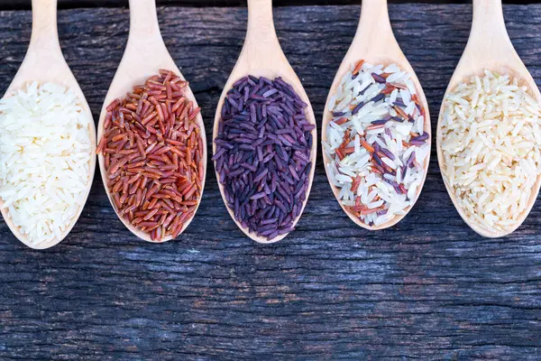 Ahşap zeminde beş çeşit organik pirinç.