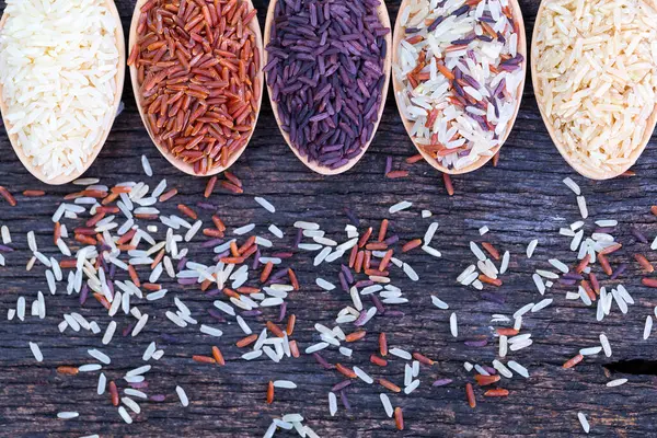 Ahşap zeminde beş çeşit organik pirinç.