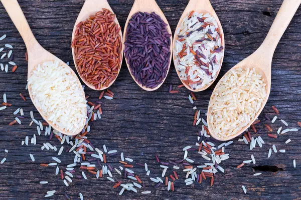 Ahşap zeminde beş çeşit organik pirinç.