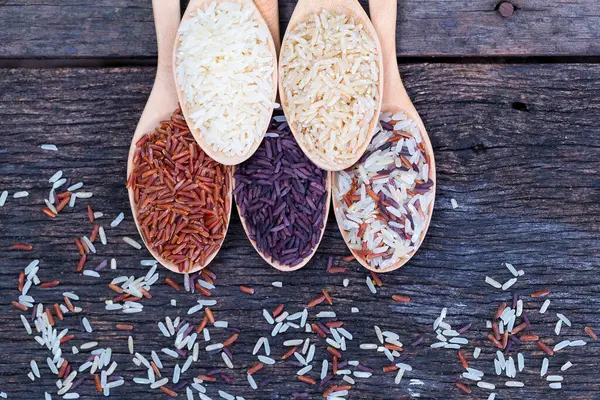 Ahşap zeminde beş çeşit organik pirinç.