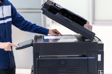 İşadamı, yazıcı fotokopi ağı panelindeki düğmeye basar, ofis konseptinde fotokopi üzerinde çalışır, yazıcı, kağıt tarama ve kopyalama için ofis çalışanı ekipmanıdır.