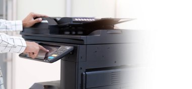 İşadamı, yazıcı fotokopi ağı panelindeki düğmeye basar, ofis konseptinde fotokopi üzerinde çalışır, yazıcı, kağıt tarama ve kopyalama için ofis çalışanı ekipmanıdır.