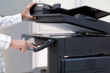 İşadamı, yazıcı fotokopi ağı panelindeki düğmeye basar, ofis konseptinde fotokopi üzerinde çalışır, yazıcı, kağıt tarama ve kopyalama için ofis çalışanı ekipmanıdır.