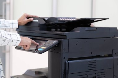 İşadamı, yazıcı fotokopi ağı panelindeki düğmeye basar, ofis konseptinde fotokopi üzerinde çalışır, yazıcı, kağıt tarama ve kopyalama için ofis çalışanı ekipmanıdır.