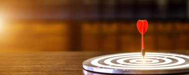 Bullseye iş dünyasının bir hedefi, daha iyi giden yeni bir iş kurma kavramı, hedef pazarlama ve ticari başarı..