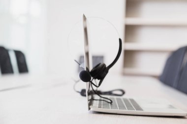 İletişim desteği, çağrı merkezi ve müşteri hizmetleri yardım masası. Müşteri hizmetleri desteği için VOIP kulaklığı (çağrı merkezi) kavramı .