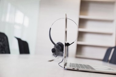 İletişim desteği, çağrı merkezi ve müşteri hizmetleri yardım masası. Müşteri hizmetleri desteği için VOIP kulaklığı (çağrı merkezi) kavramı .
