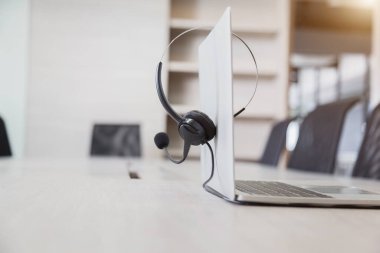 İletişim desteği, çağrı merkezi ve müşteri hizmetleri yardım masası. Müşteri hizmetleri desteği için VOIP kulaklığı (çağrı merkezi) kavramı .