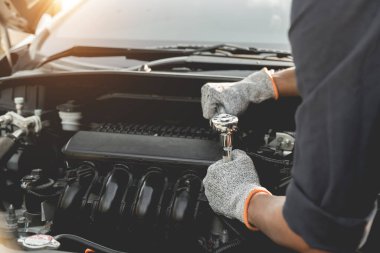 Otomobil tamircisi elleri ingiliz anahtarı, araba servisi ve bakımı ile bir araba motoru otomotiv atölyesini tamir ediyor..