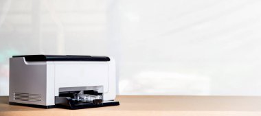 Ofis konseptinde fotokopi üzerinde çalışan yazıcı, kağıt tarama ve kopyalama için ofis çalışanı araç gereçleridir.