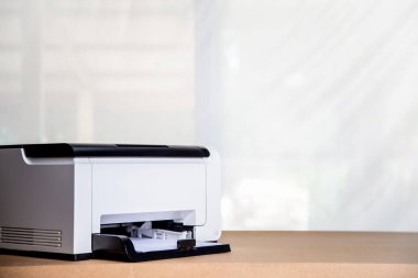 Ofis konseptinde fotokopi üzerinde çalışan yazıcı, kağıt tarama ve kopyalama için ofis çalışanı araç gereçleridir.