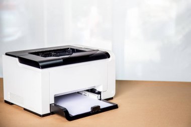 Ofis konseptinde fotokopi üzerinde çalışan yazıcı, kağıt tarama ve kopyalama için ofis çalışanı araç gereçleridir.