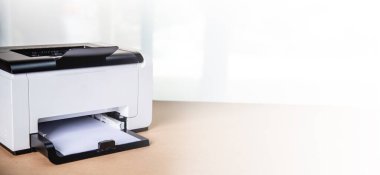 Ofis konseptinde fotokopi üzerinde çalışan yazıcı, kağıt tarama ve kopyalama için ofis çalışanı araç gereçleridir.