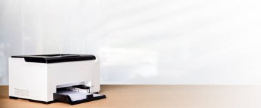 Ofis konseptinde fotokopi üzerinde çalışan yazıcı, kağıt tarama ve kopyalama için ofis çalışanı araç gereçleridir.