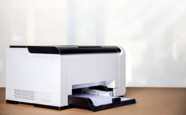 Ofis konseptinde fotokopi üzerinde çalışan yazıcı, kağıt tarama ve kopyalama için ofis çalışanı araç gereçleridir.