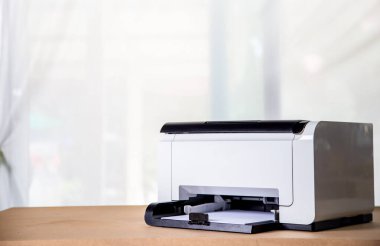 Ofis konseptinde fotokopi üzerinde çalışan yazıcı, kağıt tarama ve kopyalama için ofis çalışanı araç gereçleridir.