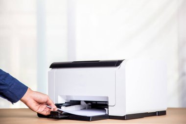 Ofis konseptinde fotokopi üzerinde çalışan yazıcı, kağıt tarama ve kopyalama için ofis çalışanı araç gereçleridir.