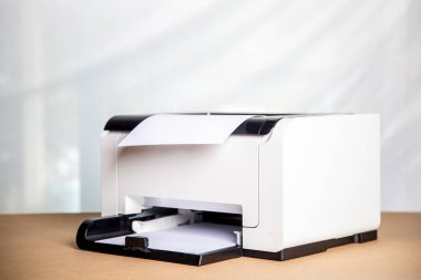 Ofis konseptinde fotokopi üzerinde çalışan yazıcı, kağıt tarama ve kopyalama için ofis çalışanı araç gereçleridir.