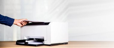 Ofis konseptinde fotokopi üzerinde çalışan yazıcı, kağıt tarama ve kopyalama için ofis çalışanı araç gereçleridir.