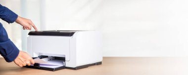 Ofis konseptinde fotokopi üzerinde çalışan yazıcı, kağıt tarama ve kopyalama için ofis çalışanı araç gereçleridir.