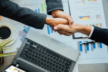 İş adamları el sıkışıyor, ortak pazardaki durumu tartışmak için toplantıyı bitiriyor başarılı takım lideri girişimciliği .