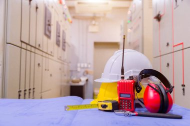 Kontrol odasında standart inşaat güvenlik ekipmanı, İnşaat ve Güvenlik Konsepti.