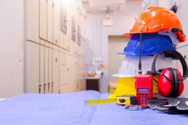 Kontrol odasında standart inşaat güvenlik ekipmanı, İnşaat ve Güvenlik Konsepti.