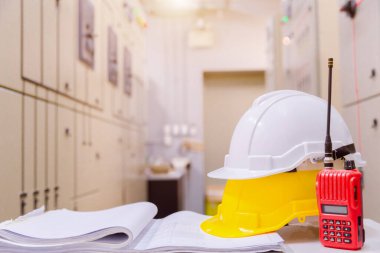 Kontrol odasında standart inşaat güvenlik ekipmanı, İnşaat ve Güvenlik Konsepti.