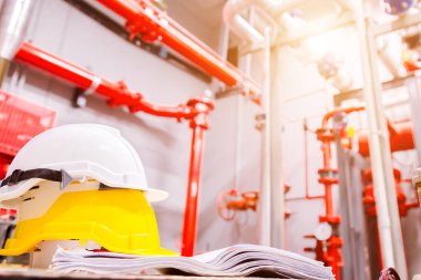 Kontrol odasında standart inşaat güvenlik ekipmanı, İnşaat ve Güvenlik Konsepti.