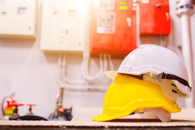 Kontrol odasında standart inşaat güvenlik ekipmanı, İnşaat ve Güvenlik Konsepti.