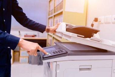 Meşgul adam. Yazıcı paneli, yazıcı tarayıcısı lazer ofis fotokopi makinesi malzemeleri üzerindeki El düğmesine bas. Konsept başlat.