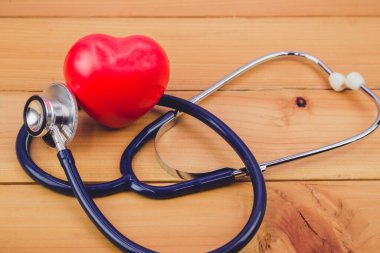 Kırmızı kalbi ve steyoskopu eski ahşap masa ve dünya sağlık günü ve sağlık teknolojisi konsepti, klasik ton - Görüntü