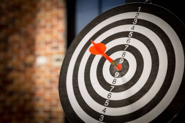 Red Dart hedef okları hedef alınarak hedef alınıyor, hedef pazarlama ve iş başarısı kavramı - görüntü