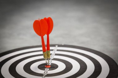 Kırmızı dart oku hedef tahtanın ortasına güneş ışığı klasik tarzıyla vuruyor, hedef pazarlama ve iş başarısı konsepti - görüntü.