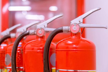 Güçlü bir endüstriyel yangın söndürme sisteminin kırmızı yangın söndürme tüpü..