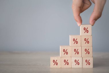 Elle düzenleme ahşap blok üst yönde simge ile istifleme,