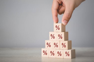 Elle düzenleme ahşap blok üst yönde simge ile istifleme,