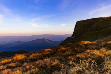 Dağlarda güzel bir gün batımı