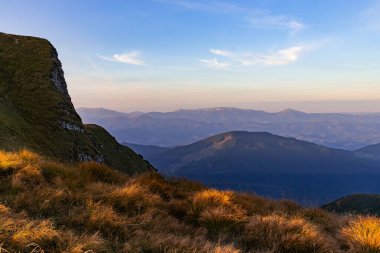 Sonbahar mevsiminde Karpatların güzel manzarası.
