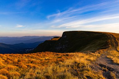Renkli gökyüzü ile güzel dağ manzarası