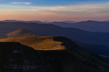 Dağlarda güzel bir gün batımı
