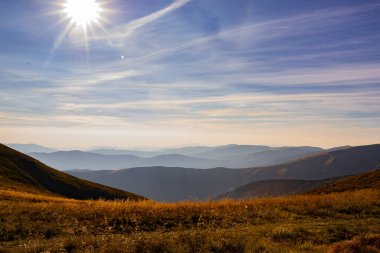 Karpat Dağları, Ukrayna 'daki sonbahar dağ manzarası.
