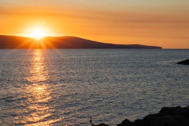 Güneş ufuktan kuzeydeki Akdeniz 'de batar ve gece sona erer.