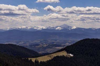 Bulutlu güzel dağ manzarası