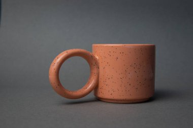 Siyah arka plandaki bir kupanın yakın plan fotoğrafı.