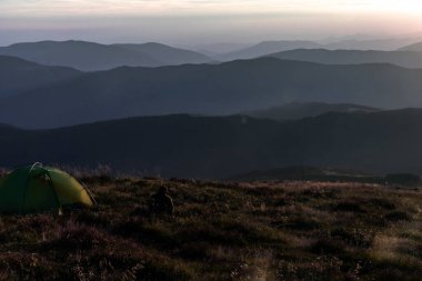 Dağlarda kamp çadırı.