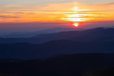 Dağın üstünde güzel bir gün batımı