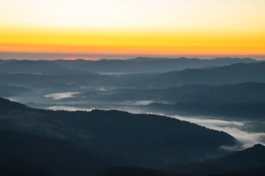 Svydovets dağlarında gün batımı, Ukrayna